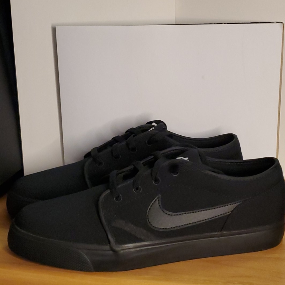 NWOB Men's Nike Toki Low Txt Blackout Shoes 11.5